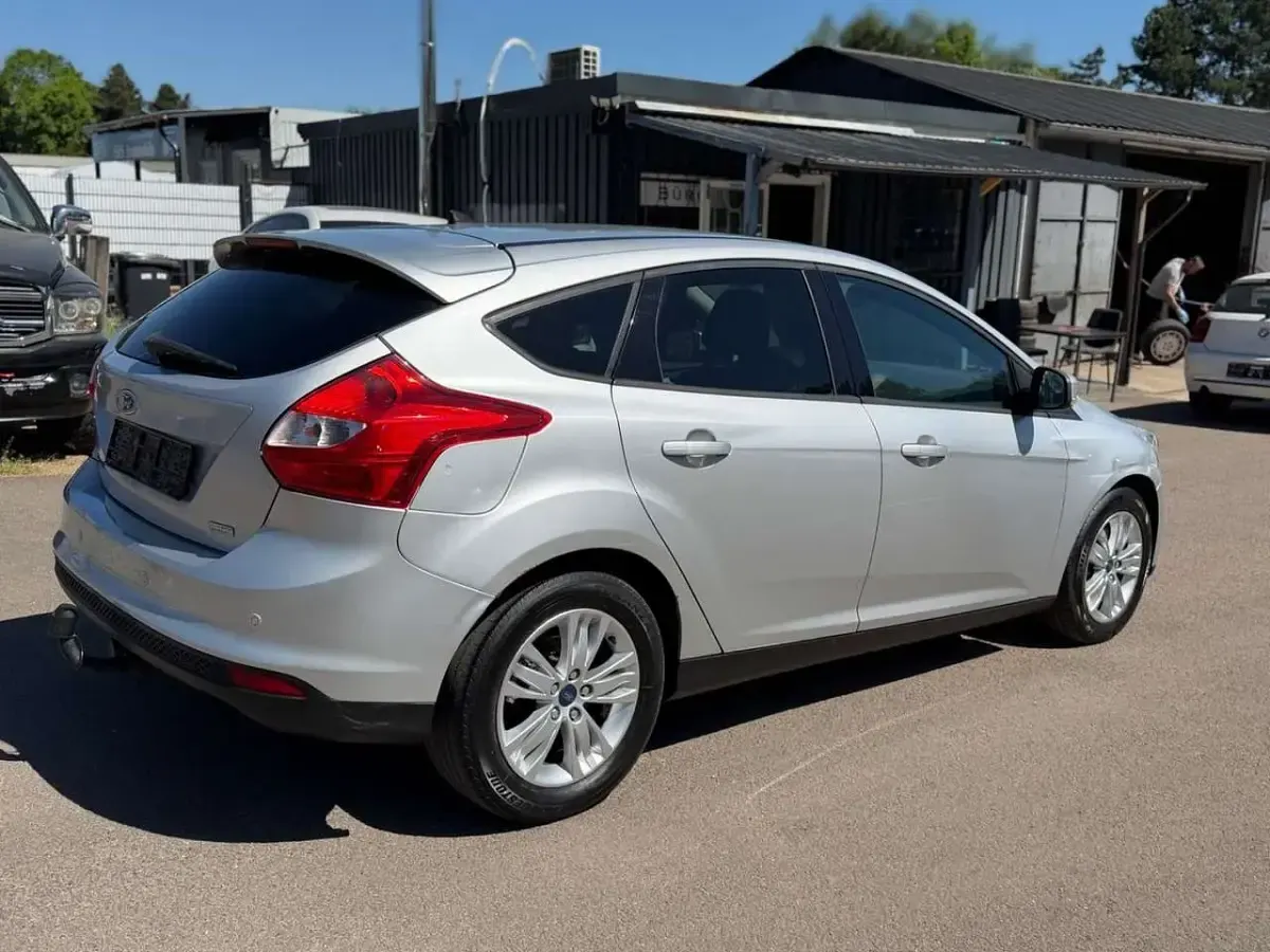 Gebraucht Ford Focus Trend 116 PS (85 kW) 2012 Polarsilber metallic Limousine