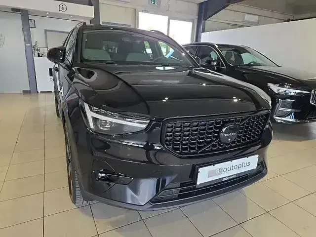 Gebraucht Volvo XC40 Plus 163 PS (119 kW) 2025 Onyx black SUV