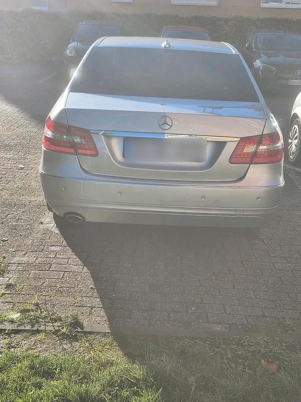 Silber Gebraucht 2009 Mercedes E220 Limousine | 9.200 € (Fairer Preis) - Bild 1/4