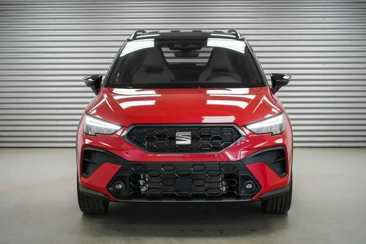 Neu Seat Arona FR 150 PS (110 kW) 2026 Liminal red/dach schwarz SUV