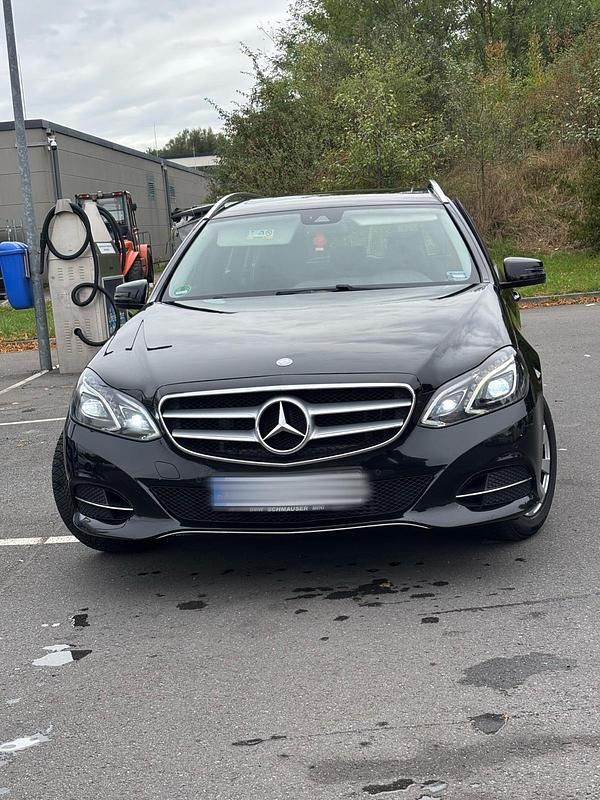 Schwarz Gebraucht 2016 Mercedes E200 Kombi | 6.999 € - Bild 1/4
