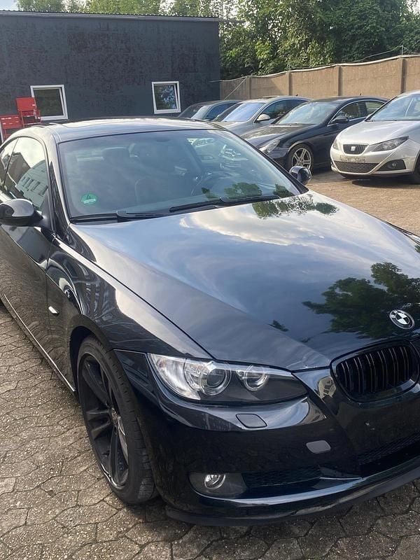 Schwarz Gebraucht 2009 BMW 320 Coupé | 4.199 € (Superpreis) - Bild 1/4