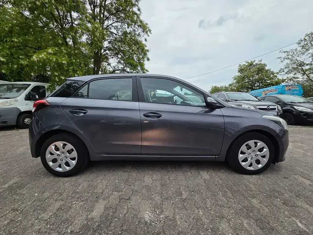 Gebraucht Hyundai i20 90 PS (66 kW) 2016 Grau Limousine