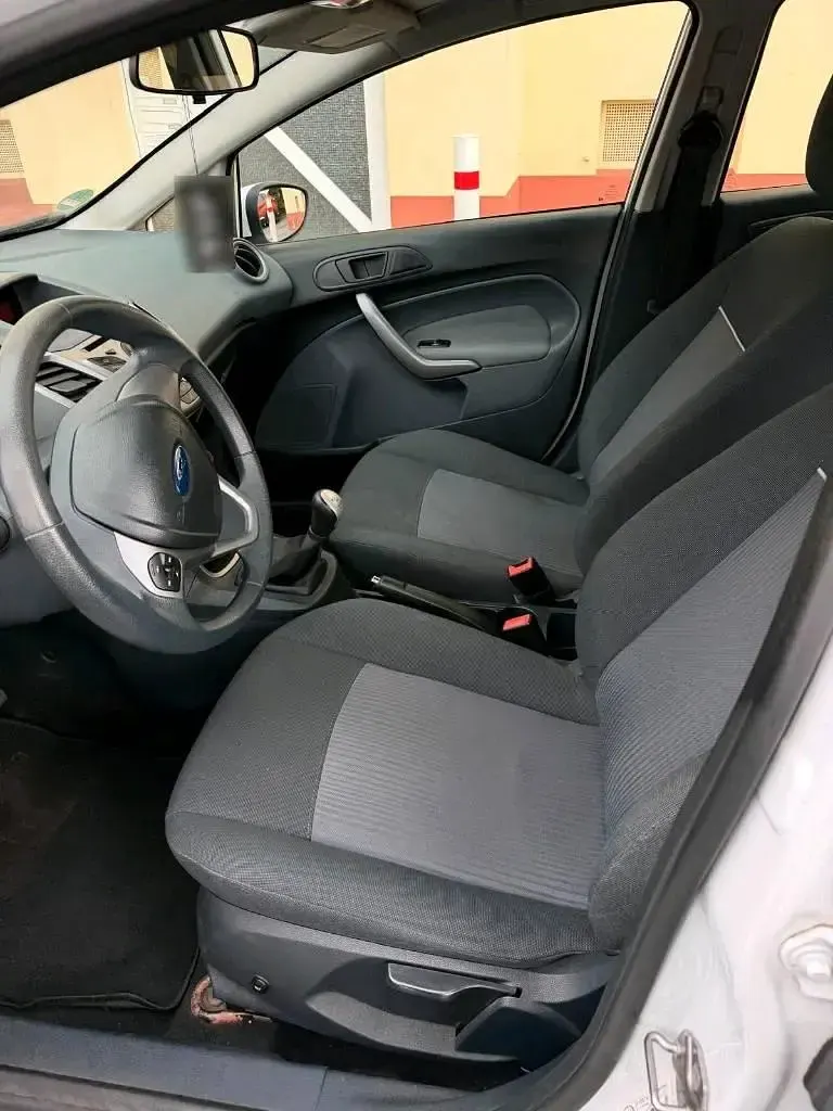 Gebraucht Ford Fiesta 60 PS (44 kW) 2010 Weiß Kleinwagen