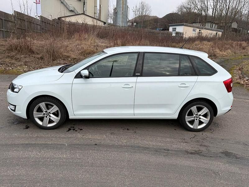 Gebraucht Skoda Rapid Joy 110 PS (80 kW) 2016 Weiß Limousine