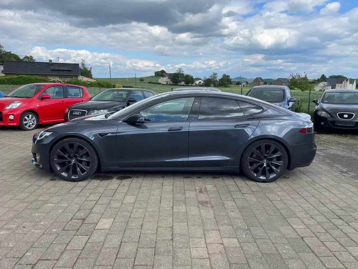 Usado Tesla Model S 244 kW (333 CV) 2018 Gris Utilitario