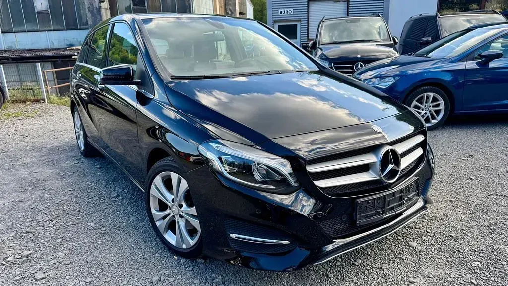 Gebraucht Mercedes B180 Avantgarde 122 PS (89 kW) 2016 Schwarz Kleinwagen