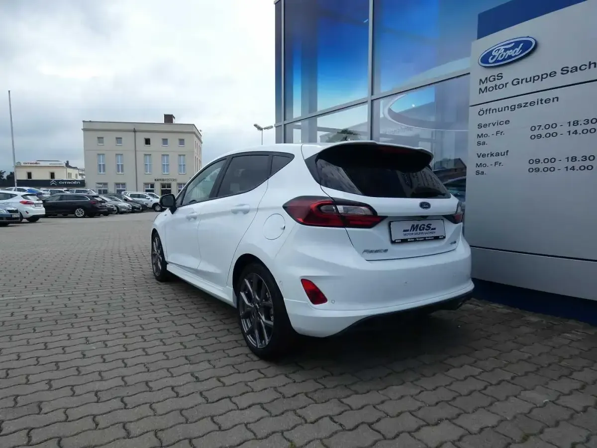 Gebraucht Ford Fiesta ST-Line X 125 PS (91 kW) 2023 Weiß (frozen white) Kleinwagen