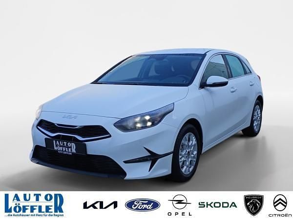 Weiß ((wd) casa white s) Neu 2025 Kia Ceed Comfort Limousine | 23.260 € (Guter Preis) - Bild 1/4