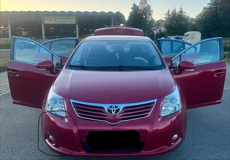 Gebraucht Toyota Avensis 132 PS (97 kW) 2011 Rot Limousine