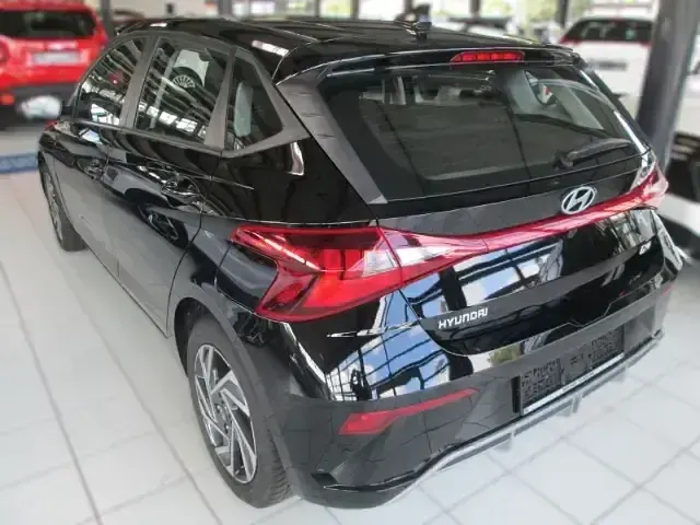 Gebraucht Hyundai i20 Trend 101 PS (74 kW) 2025 Phantom black / met Kleinwagen