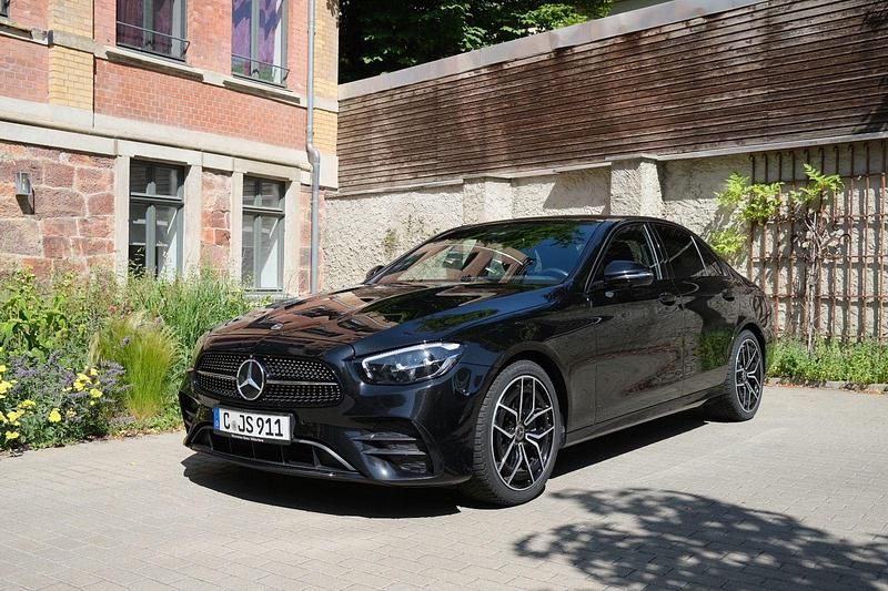 Schwarz Gebraucht 2021 Mercedes E200 AMG line Limousine | 35.999 € (Fairer Preis) - Bild 1/4