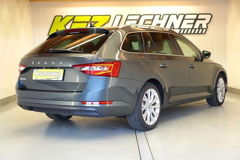Gebraucht Skoda Superb 122 PS (89 kW) 2022 Grau Kombi
