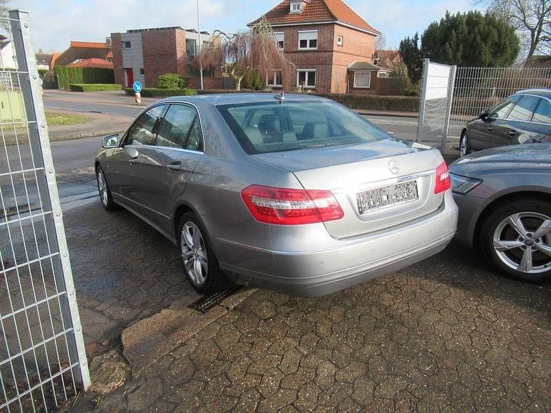 Gebraucht Mercedes E250 Avantgarde 204 PS (150 kW) 2009 Braun Limousine