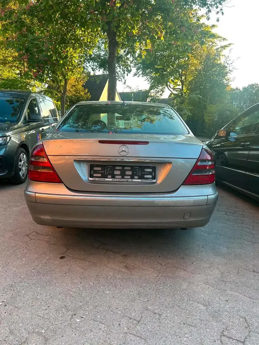Gebraucht Mercedes E270 177 PS (130 kW) 2003 Silber Limousine