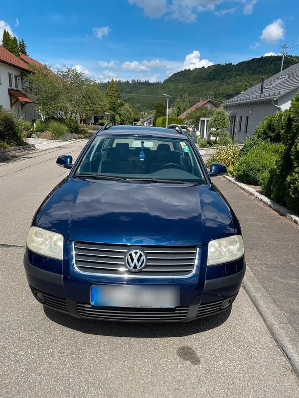 Blau Gebraucht 2004 VW Passat Basis Kombi | 3.400 € (Etwas zu teuer) - Bild 1/4