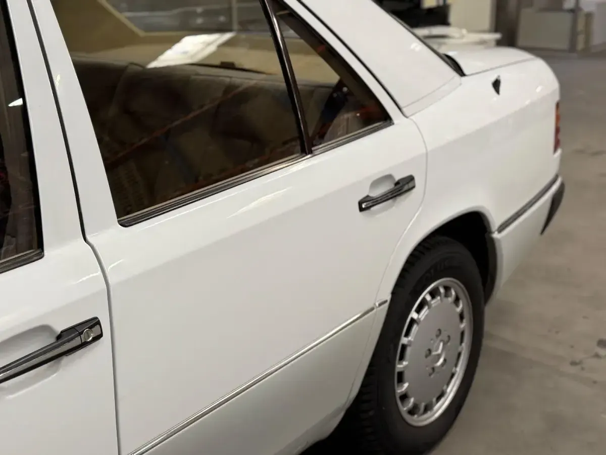 Gebraucht Mercedes E260 160 PS (117 kW) 1992 Weiß Limousine