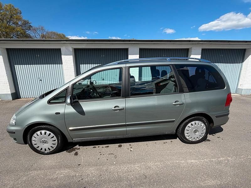 Second-hand VW Sharan 116 CP (85 kW) 2005 Verde Monovolum
