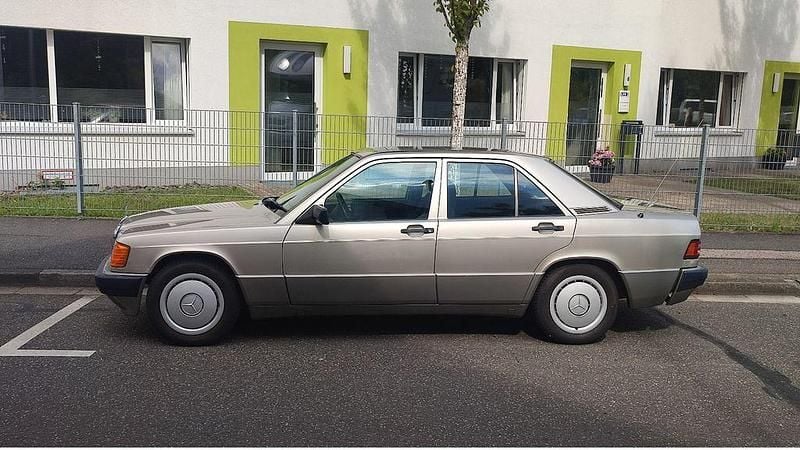 Grau Gebraucht 1990 Mercedes 190 Limousine | 2.900 € - Bild 1/4