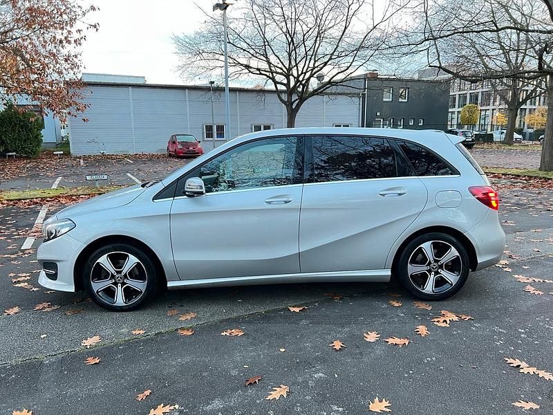 Gebraucht Mercedes B220 Urban 177 PS (130 kW) 2017 Silber Van / Kleinbus