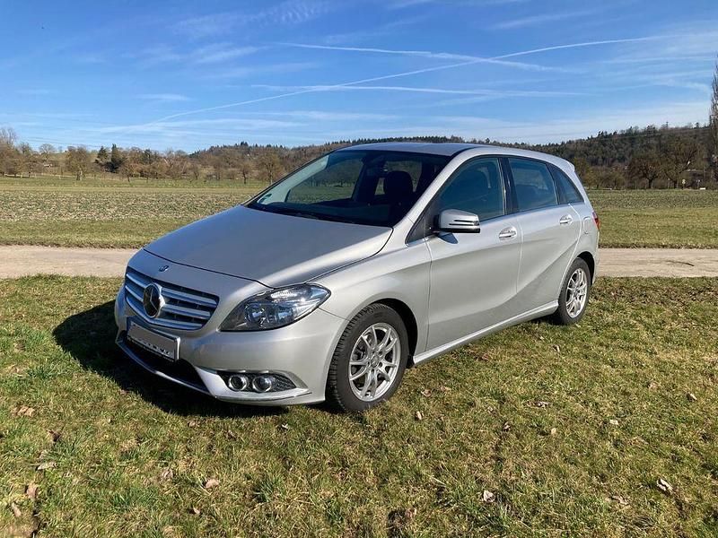 Gebraucht Mercedes B180 122 PS (89 kW) 2013 Silber Van / Kleinbus
