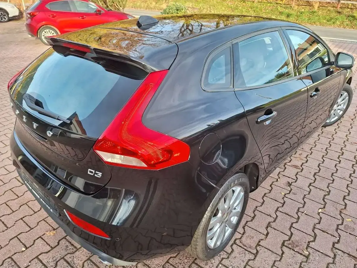 Gebraucht Volvo V40 Linje You! 150 PS (110 kW) 2015 Onyx black Limousine