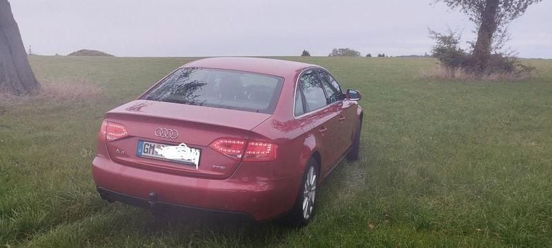 Gebraucht Audi A4 Attraction 120 PS (88 kW) 2011 Rot Limousine