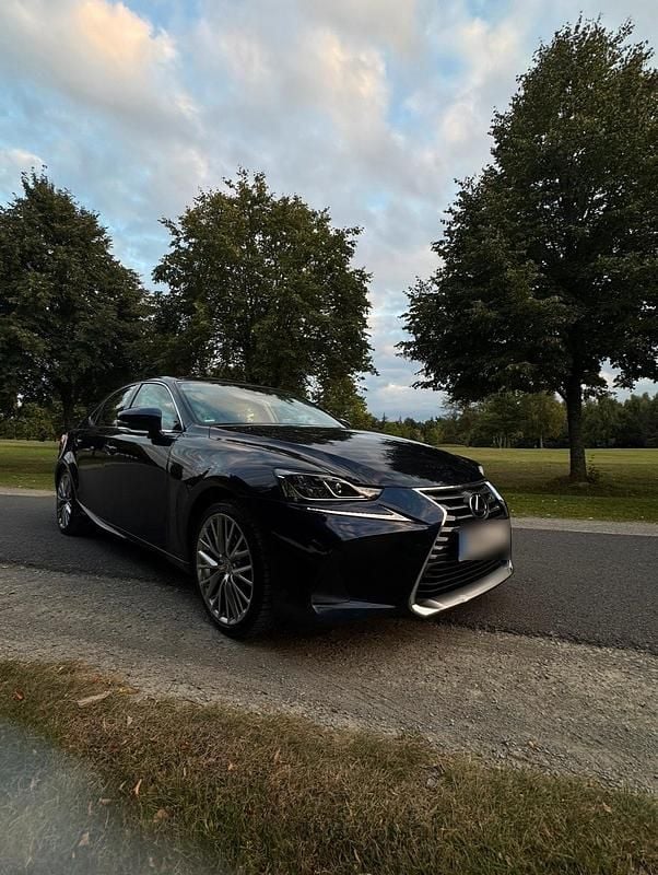 Gebraucht Lexus IS300h 223 PS (164 kW) 2017 Blau Limousine