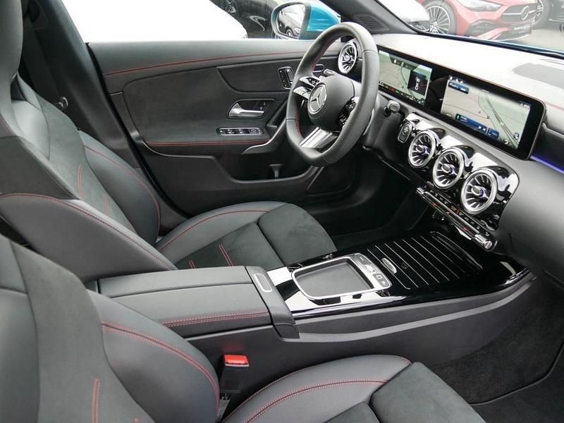 Gebraucht Mercedes CLA250e AMG 163 PS (119 kW) 2025 Blau Limousine