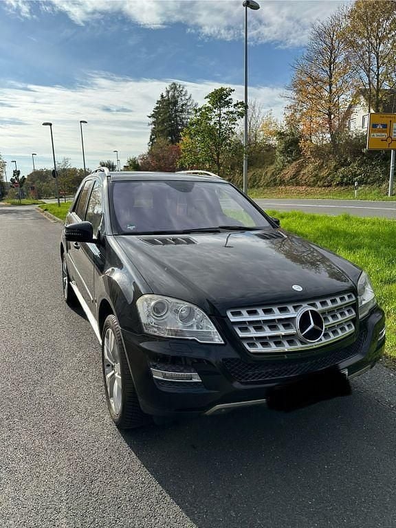 Schwarz Gebraucht 2010 Mercedes ML450 SUV | 16.500 € - Bild 1/4