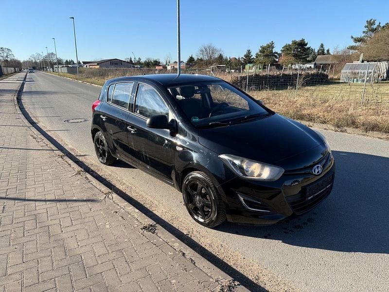 Gebraucht Hyundai i20 Edition 86 PS (63 kW) 2014 Schwarz Kleinwagen