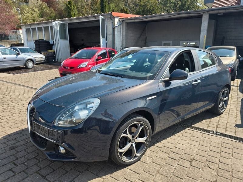 Grau Gebraucht 2016 Alfa Romeo Giulietta Super Kleinwagen | 8.100 € (Superpreis) - Bild 1/4