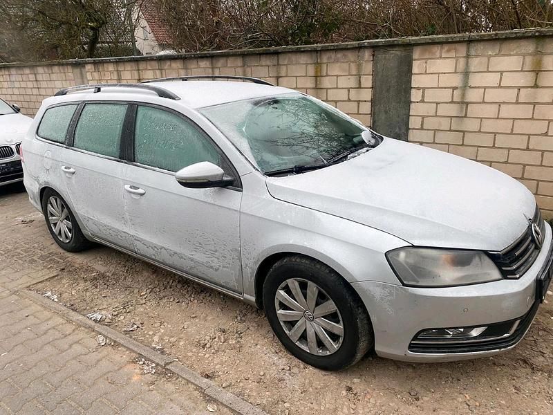 Grau Gebraucht 2013 VW Passat Limousine | 5.500 € (Superpreis) - Bild 1/4
