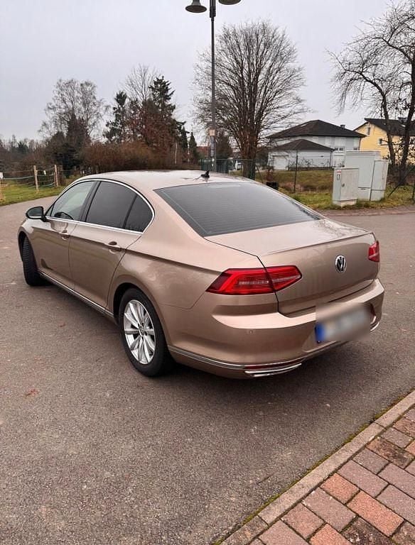 Gebraucht VW Passat Highline 150 PS (110 kW) 2017 Gold Limousine
