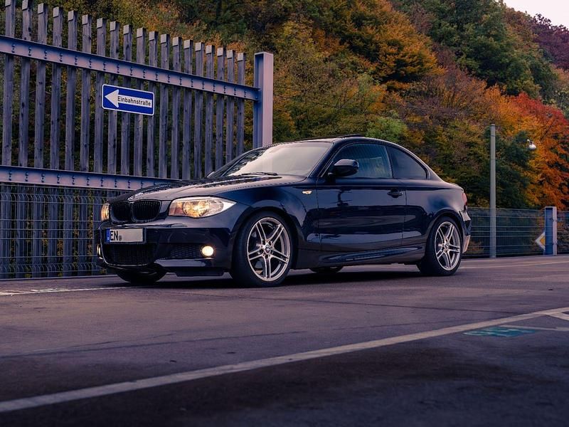 Schwarz Gebraucht 2013 BMW 120 Coupé Shadowline Coupé | 14.500 € - Bild 1/4
