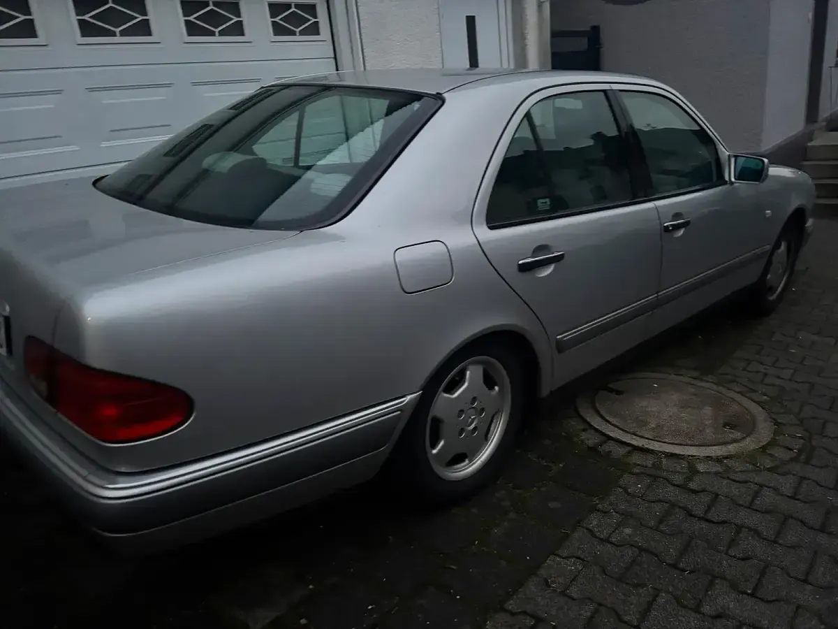 Gebraucht Mercedes E200 143 PS (105 kW) 1996 Silber Limousine