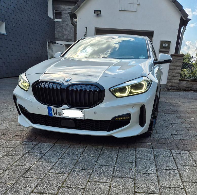 Weiß Gebraucht 2020 BMW 118 M Sport Kleinwagen | 21.950 € (Fairer Preis) - Bild 1/4