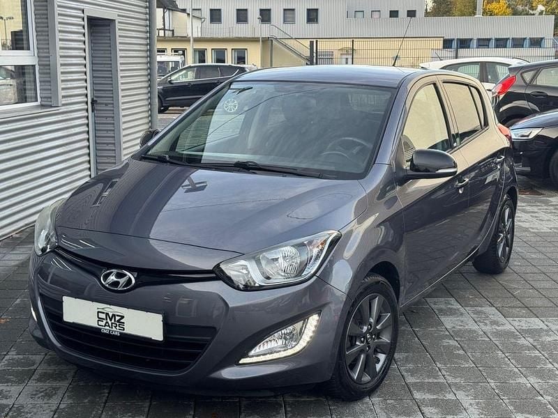 Grau Gebraucht 2014 Hyundai i20 Style Limousine | 5.980 € (Superpreis) - Bild 1/4