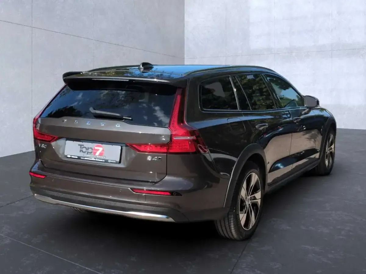 Gebraucht Volvo V60 CC 145 PS (106 kW) 2023 Kombi