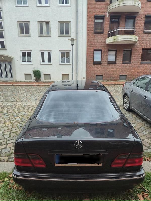 Schwarz Gebraucht 2000 Mercedes E240 Avantgarde Limousine | 4.900 € - Bild 1/4