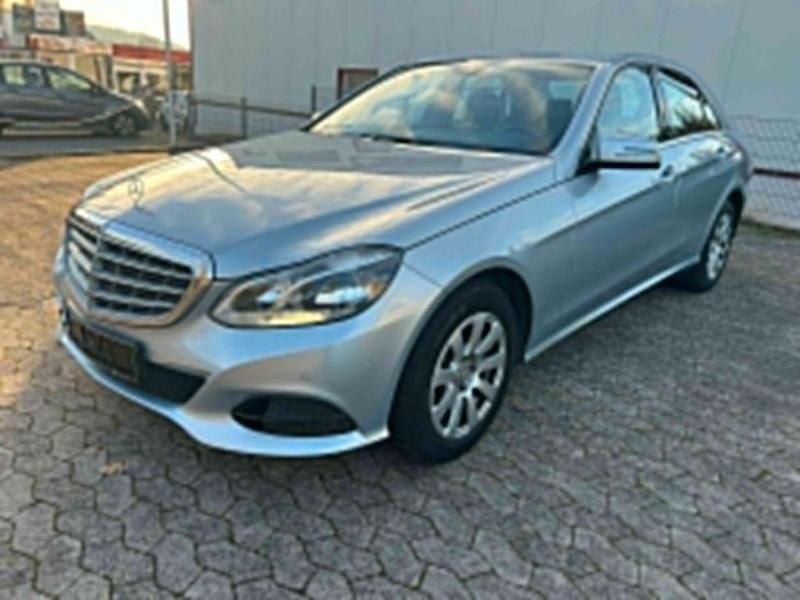 Silber Gebraucht 2015 Mercedes E220 Limousine | 9.490 € (Superpreis) - Bild 1/4
