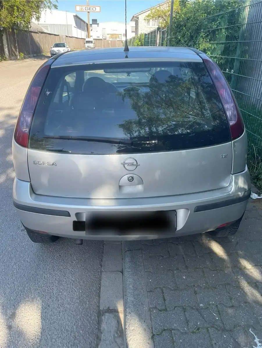 Używany Opel Corsa 70 KM (51 kW) 2004 Srebrny Hatchback