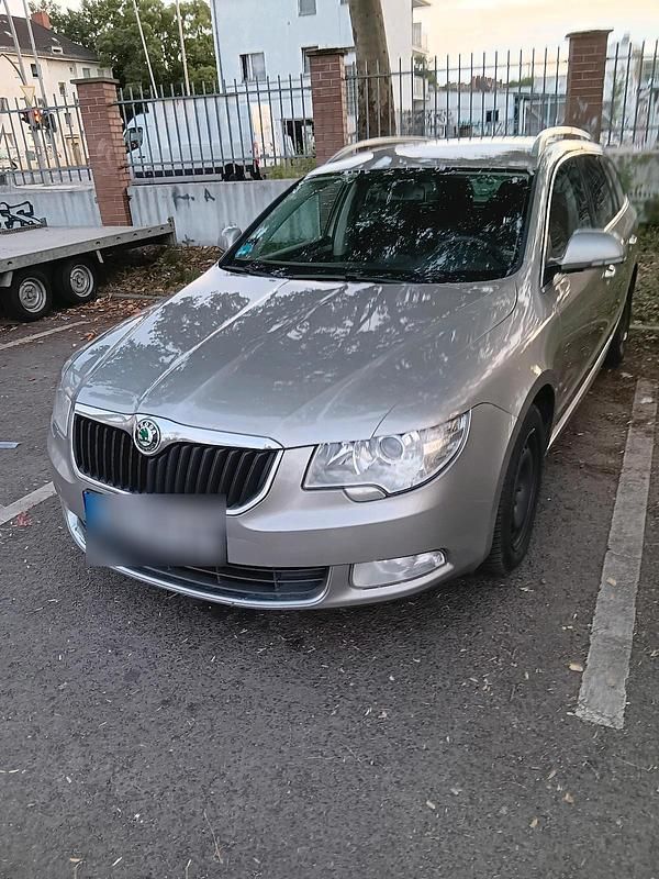 Braun Gebraucht 2011 Skoda Superb Kombi | 4.650 € (Superpreis) - Bild 1/4