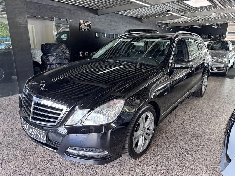 Schwarz Gebraucht 2011 Mercedes E200 Avantgarde Limousine | 9.999 € (Guter Preis) - Bild 1/4