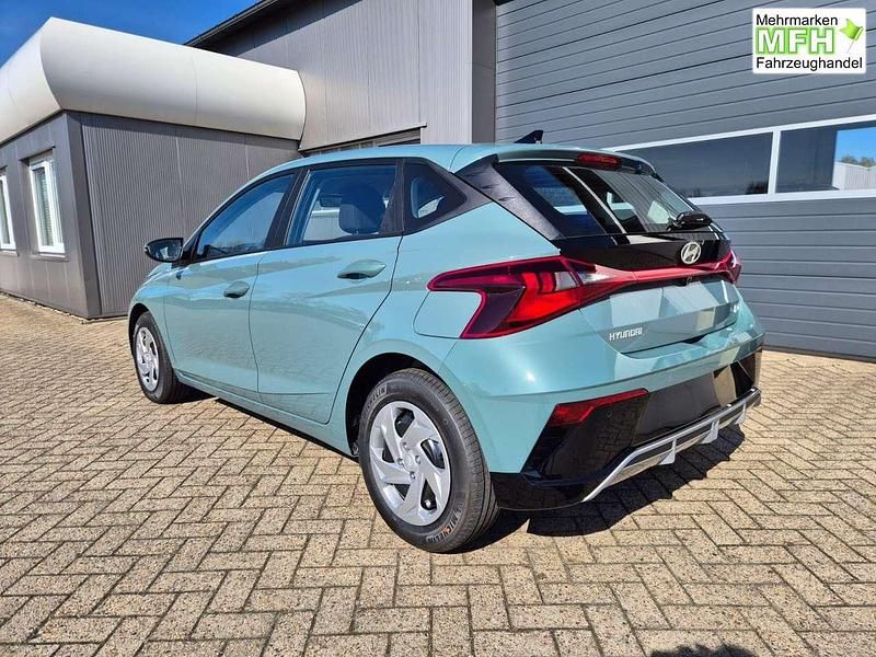 Neu Hyundai i20 90 PS (66 kW) 2026 Mangrove green Kleinwagen