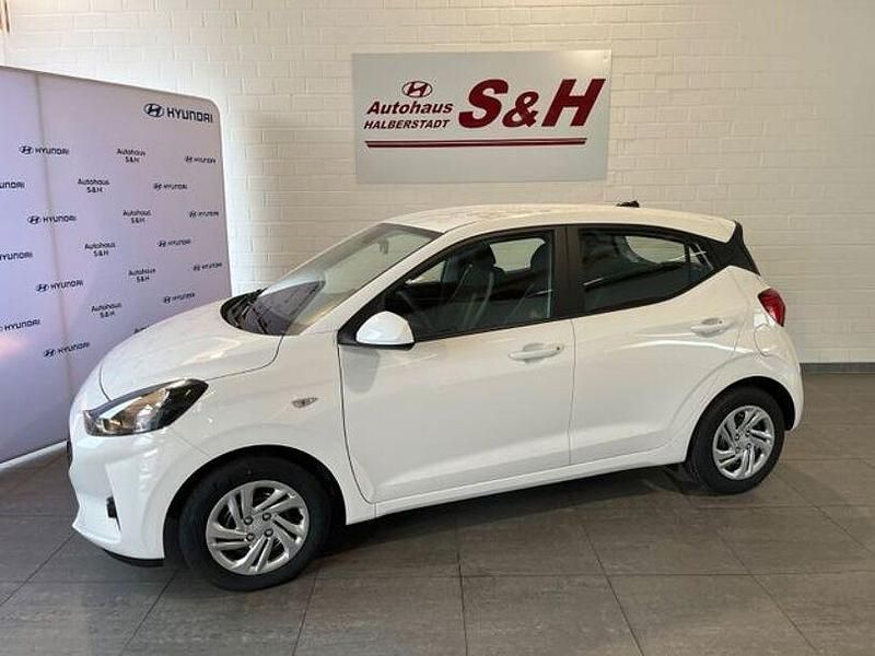 Gebraucht Hyundai i10 Select 67 PS (49 kW) 2024 Atlas white uni Kleinwagen