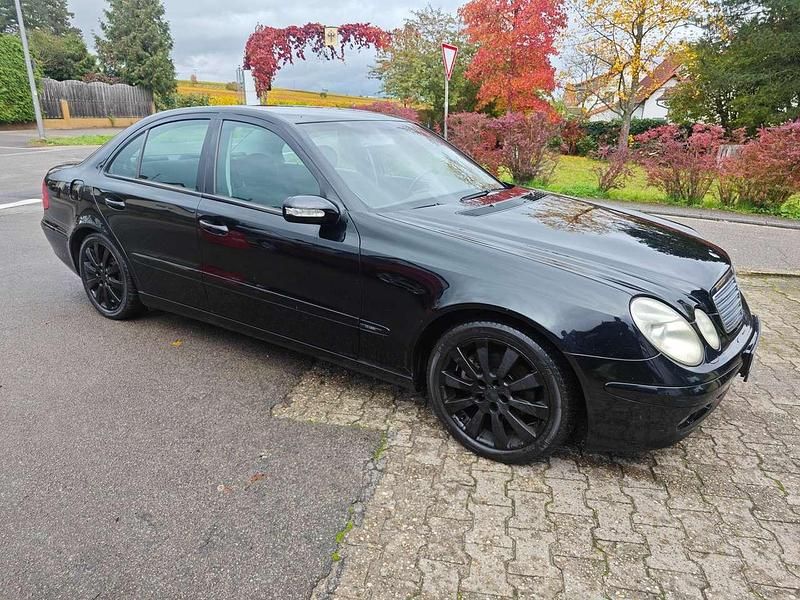 Schwarz Gebraucht 2003 Mercedes E320 Limousine | 5.495 € (Fairer Preis) - Bild 1/4