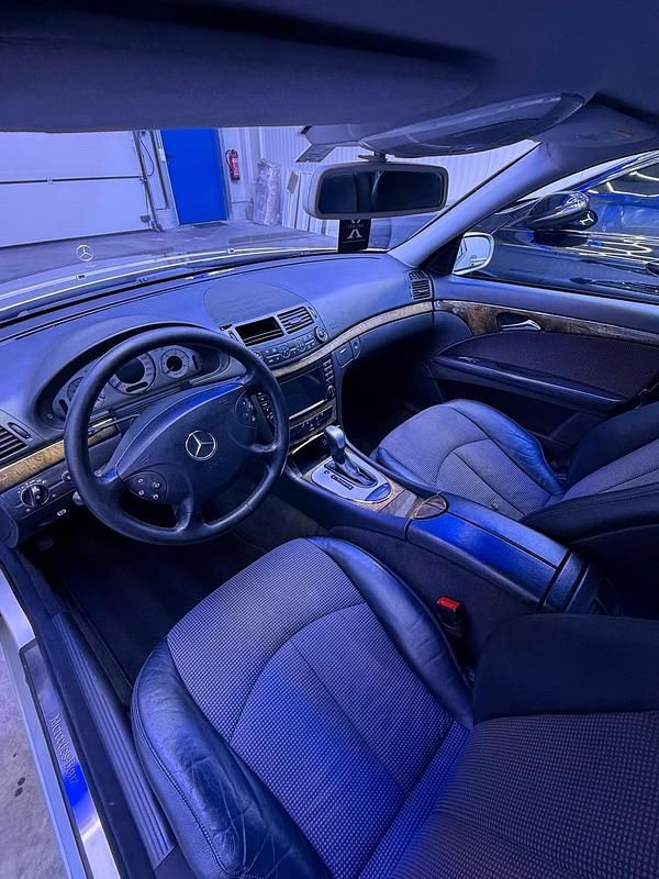 Gebraucht Mercedes E320 204 PS (150 kW) 2004 Silber Limousine