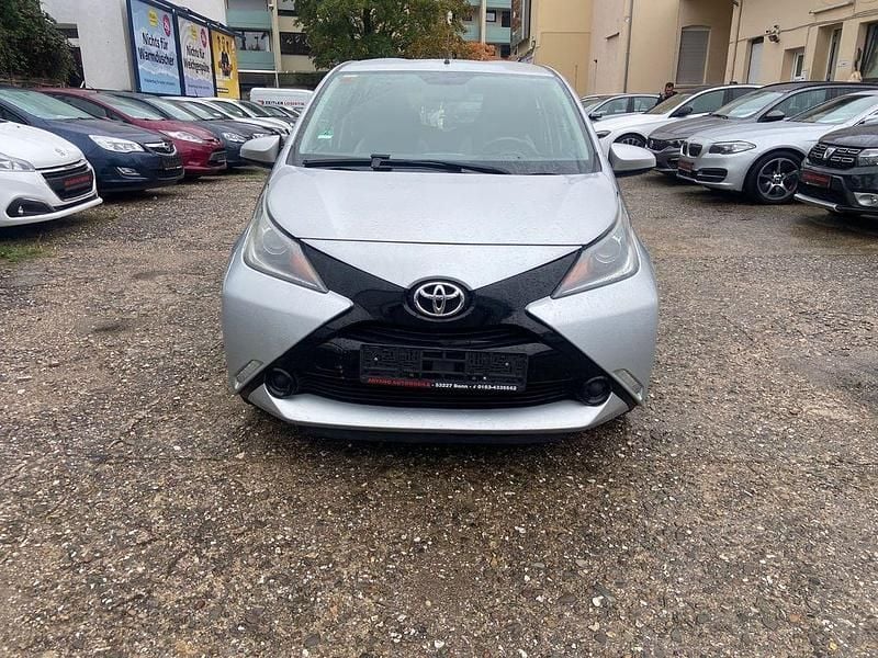 Silber Gebraucht 2015 Toyota Aygo X-play Kleinwagen | 4.999 € (Guter Preis) - Bild 1/4