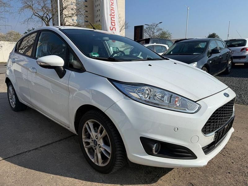 Gebraucht Ford Fiesta Celebration 101 PS (74 kW) 2017 Weiß Limousine
